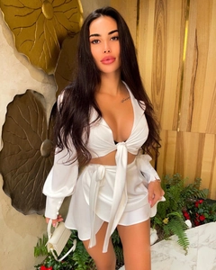 Detailansicht aus weißem Satin: Langarm-Crop-Top mit Bindeband und Minirock Set