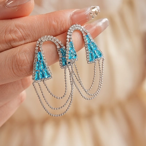 Macro di orecchini d'argento con cristalli blu e lunghe nappe di perline eleganti