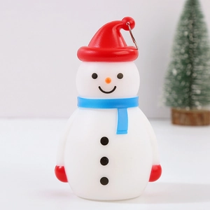 Détail du bonhomme de neige LED avec bonnet rouge, écharpe bleue et nez de carotte