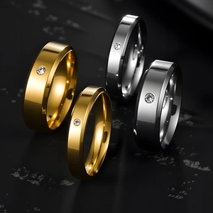 Anelli in acciaio inossidabile lucido oro e argento con zirconi in set da quattro pezzi