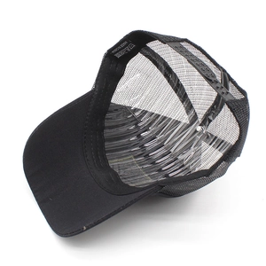 Vue détaillée de l'intérieur de la casquette trucker noire avec doublure respirante