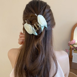 Pince à cheveux élégante avec rose en tissu blanc et feuilles vertes pour femme