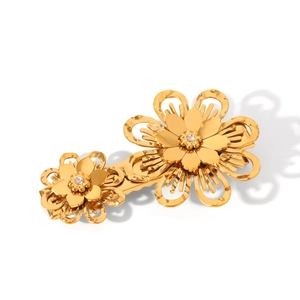 Détail de la pince à cheveux en plaqué or 18 carats avec deux fleurs et cristaux