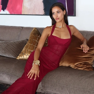 Détail d'une robe rouge dos nu avec coupe ajustée et détails d'épissure élégants