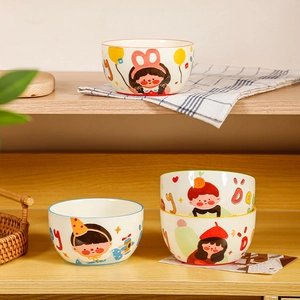 Lot de quatre bols en céramique avec motifs de dessins animés sur une étagère