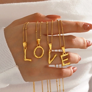 Collier en acier inoxydable doré avec texture bambou épelant LOVE porté par un mannequin