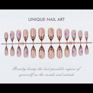 Détail de faux ongles 5D imprimé léopard avec fleurs 3D roses et perles dorées élégantes