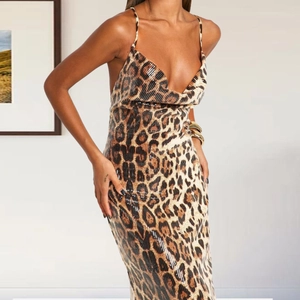 Leopardenmuster Paillettenkleid in Slim Fit mit V-Ausschnitt und Spaghettiträgern