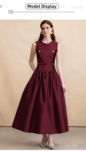 Détail d'une robe maxi sans manches bordeaux avec col rond et jupe plissée évasée élégante