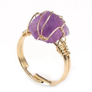 Bague faite main en fil doré avec une pierre de cristal d'améthyste violette naturelle