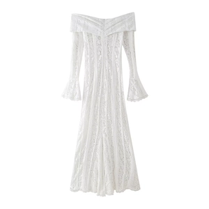 Détail de robe en dentelle blanche à épaules dénudées avec des manches évasées