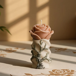 Künstlerische Rosen-Säulenkerze mit realistischen Zweigen und gewelltem Sockel
