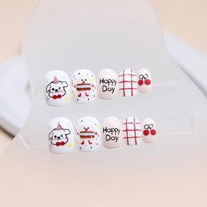 Süße Welpen- und Kirsch-Kunstnägel mit rotem Karomuster und Happy-Day-Schriftzug