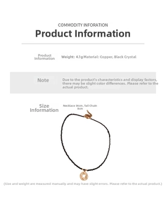Vue détaillée du collier en perles de cristal noir avec pendentif ajouré plaqué or