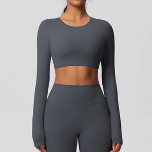 Détail de l'ensemble haut court à manches longues et leggings de yoga gris foncé avec texture brossée
