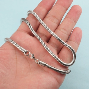 Collier chaîne serpent ronde en acier inoxydable argenté avec fermoir mousqueton homme