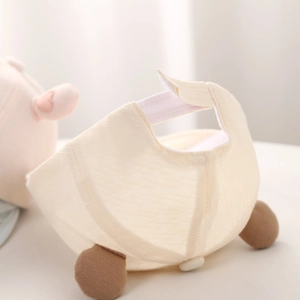 Verstellbare Baby-Baumwollmütze in Creme mit Cartoon-Ohren und Klettverschluss hinten