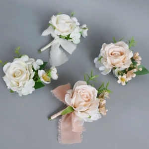Ensemble d'élégantes boutonnières de mariage blanches et champagne avec rubans de soie