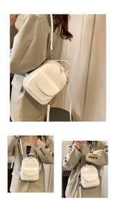 Tre viste dello zaino mini in pelle PU bianca con diverse opzioni di trasporto a spalla