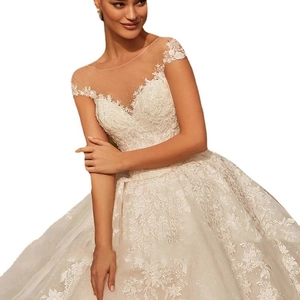Robe de mariée élégante à épaules dénudées avec dentelle florale et traîne en tulle