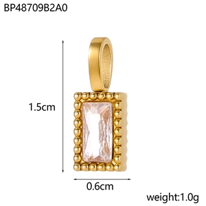 Détail du pendentif rectangulaire doré avec zircon en taille émeraude, 1,5cm sur 0,6cm