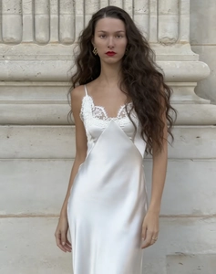 Detalle del delicado encaje en el escote de este vestido de satén blanco