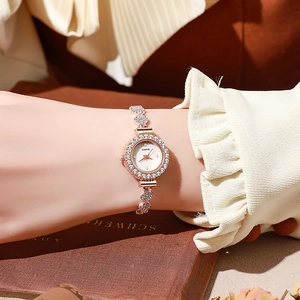 Détail d'une montre à quartz rose doré pour femme avec une lunette en strass brillants
