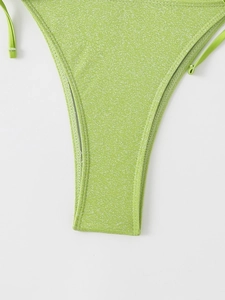 Détail du bas de bikini vert citron avec paillettes brillantes et cordons à nouer latéraux