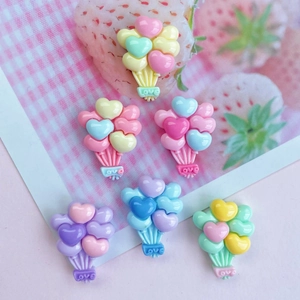 Détails de breloques ballons cœur 3D en résine colorée avec texte love gravé