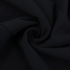 Vue macro du tissu en polyester noir avec une texture subtile et un drapé élégant de luxe