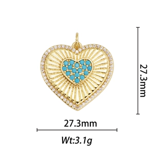 Vue détaillée du pendentif cœur plaqué or 18k avec turquoise et oxydes de zirconium