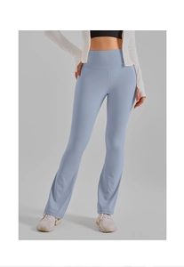 Détail du pantalon de yoga évasé bleu clair à taille haute et effet galbant