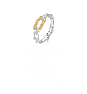 Gros plan du poinçon S925 sur l'anneau intérieur d'une bague chaîne bicolore en argent