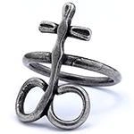 Detailaufnahme des gotischen Leviathan-Kreuz-Rings in Altsilber-Optik im Vintage-Punk-Stil