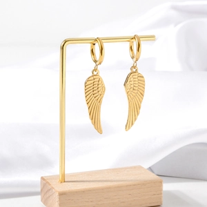 Boucles d'oreilles créoles dorées avec pendentif aile et texture de plume détaillée