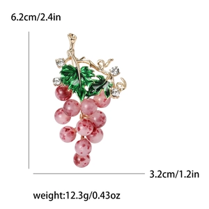 Broche raisin en émail rose avec feuilles vertes et dimensions sur fond blanc