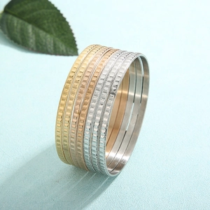 Set di tre bracciali in acciaio inossidabile testurizzato in oro, oro rosa e argento