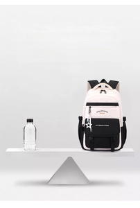 Sac à dos imperméable noir et blanc léger pesant 770g sur une balance précise