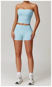 Détail de l'ensemble de yoga bleu clair avec haut bustier et short de sport taille haute