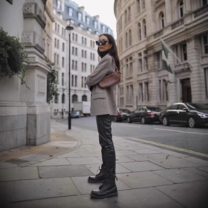 Hahnentritt-Blazer kombiniert mit Lederhose und Stiefeln im stylischen Urban-Street-Look
