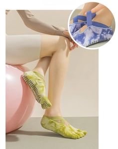 Détail de chaussettes de yoga à cinq orteils tie-dye avec picots antidérapants et sangles