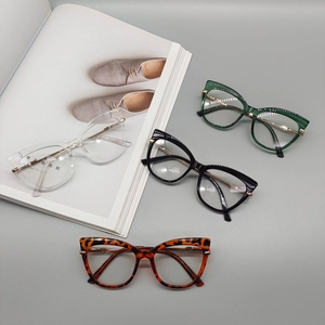 Montature per occhiali cat-eye alla moda in colori trasparente, verde, nero e tartaruga