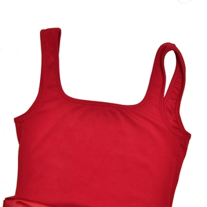 Détail d'un haut rouge à col carré avec de larges bretelles et des coutures de qualité