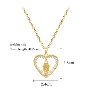 Dettaglio della collana con cuore, dimensioni 2,8x2,4 cm e peso di 4,5 g