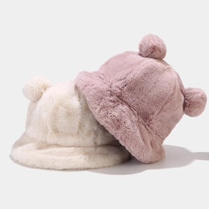 Gorros de pescador de felpa en crema y rosa con orejas y suave textura de piel sintética