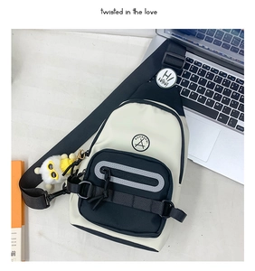 Détail du sac de poitrine en toile pour garçons avec pendentif ours en peluche mignon