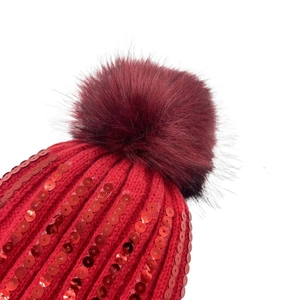 Bonnet en tricot rouge pour femme avec pompon en fausse fourrure et rayures pailletées