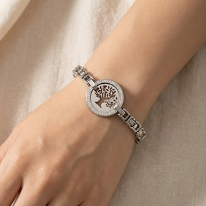 Détail d'un bracelet arbre de vie en argent avec zircons porté au poignet