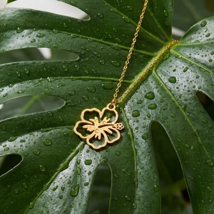 Elegant 18K gold-plated stainless steel hollow hibiscus flower pendant necklace for women