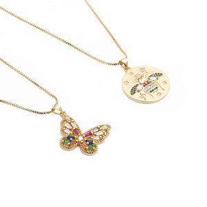 Ensemble de colliers dorés avec pendentifs papillon et abeille sertis de zircons